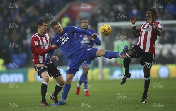 181117 - Cardiff City v Brentford, Sky Bet Championship - Danny Ward of Cardiff City is challenged by Andreas Bjelland of Brentford and Josh Clarke of Brentford