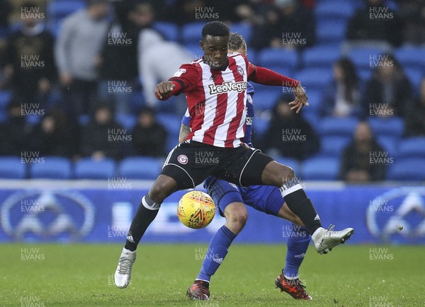 181117 - Cardiff City v Brentford, Sky Bet Championship - Joe Bennett of Cardiff City and Florian Jozefzoon of Brentford compete for the ball