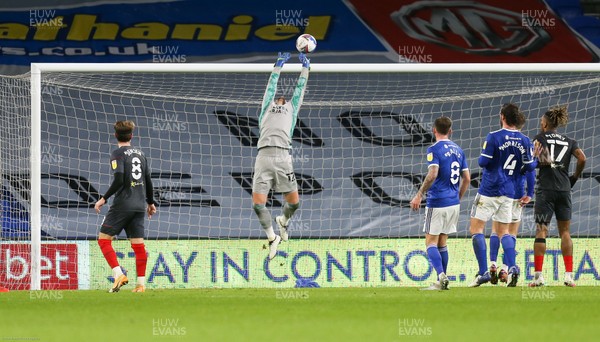 261220 - Cardiff City v Brentford, Sky Bet Championship - Cardiff City goalkeeper Alex Smithies is beaten as Sergi Canos of Brentford scores the third goal