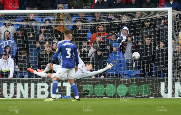290220 - Cardiff City v Brentford, Sky Bet Championship - Cardiff City goalkeeper Alex Smithies is beaten by the free kick taken by Bryan Mbeumo of Brentford to score the second goal