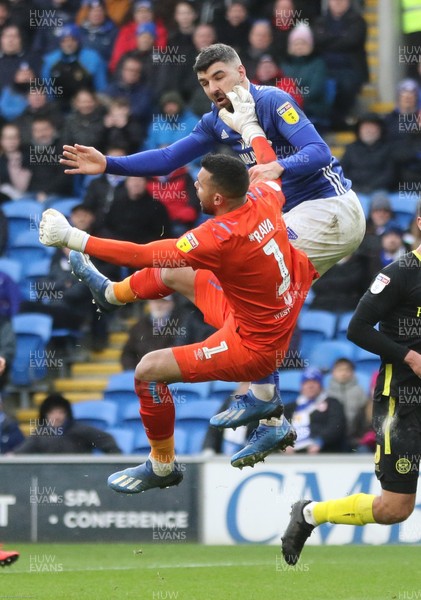 290220 - Cardiff City v Brentford, Sky Bet Championship - Callum Paterson of Cardiff City challenges Brentford goalkeeper David Raya for the ball