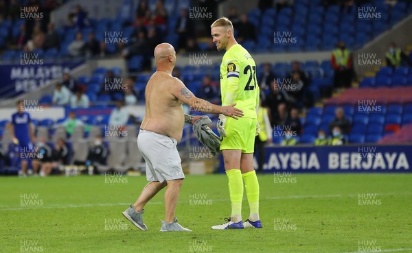 240821 - Cardiff City v Brighton and Hove Albion, EFL Carabao Cup - A Cardiff City  fan invades the pitch and chats with Brighton goalkeeper Jason Steele