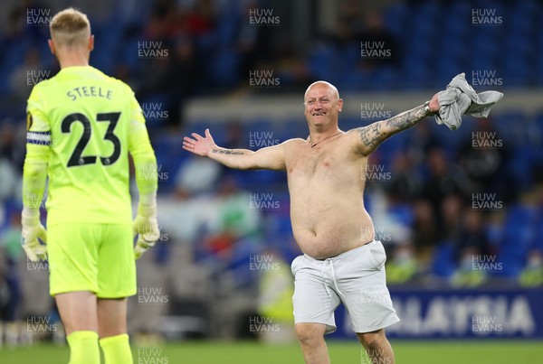 240821 - Cardiff City v Brighton and Hove Albion, EFL Carabao Cup - A Cardiff City  fan invades the pitch and chats with Brighton goalkeeper Jason Steele
