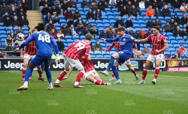 040323 - Cardiff City v Bristol City, EFL Sky Bet Championship - Connor Wickham of Cardiff City fires a shot at goal