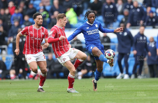 040323 - Cardiff City v Bristol City, EFL Sky Bet Championship - Romaine Sawyers of Cardiff City and Cameron Pring of Bristol City compete for the ball