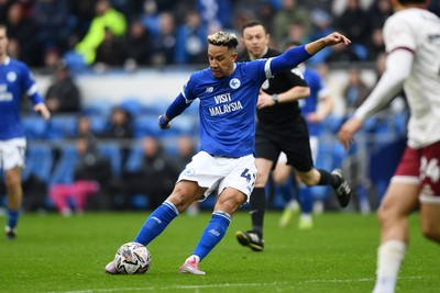 150225 - Cardiff City v Bristol City - Sky Bet Championship - Callum Robinson of Cardiff City has a shot at goal