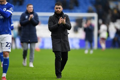 150225 - Cardiff City v Bristol City - Sky Bet Championship - Omar Riza, Cardiff City Manager applauding fans at full time