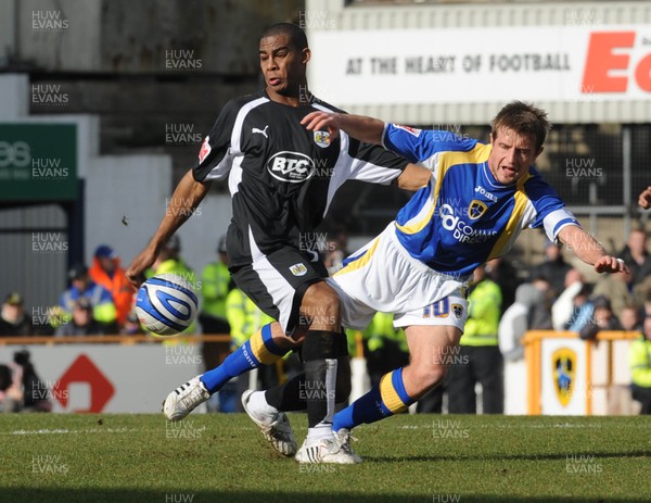 22.03.08 - Championship Football Cardiff City v Bristol City Bristol's Marvin Elliott and Cardiff's Stephen McPhail compete 