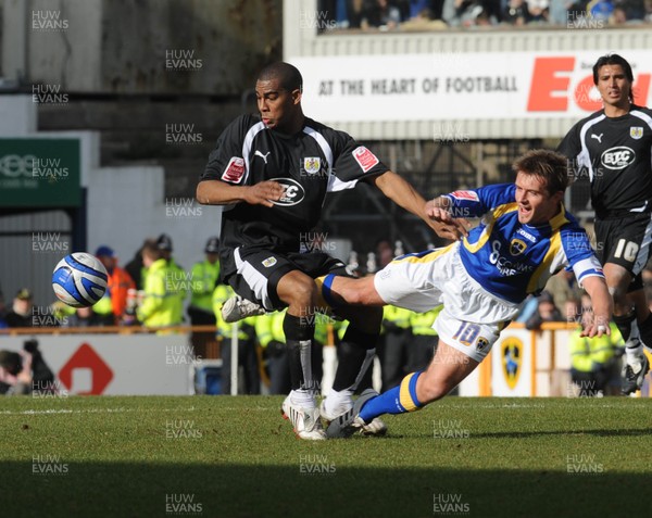 22.03.08 - Championship Football Cardiff City v Bristol City Bristol's Marvin Elliott and Cardiff's Stephen McPhail compete 