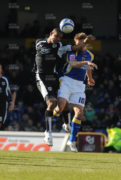 22.03.08 - Championship Football Cardiff City v Bristol City Bristol's Marvin Elliott and Cardiff's Stephen McPhail go for a high ball 