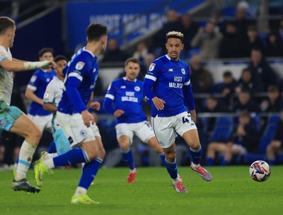 040325 Cardiff City v Burnley, EFL Sky Bet Championship - Callum Robinson of Cardiff City plays the ball forward