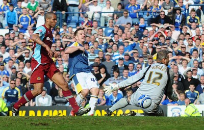 13.04.09 - Championship Football -  Cardiff City v Burnley -  Cardiff's Ross McCormack beats Burnley 'keeper Brian Jensen to score his second goal(Cardiff's third) as Clarke Carlisle looks on 