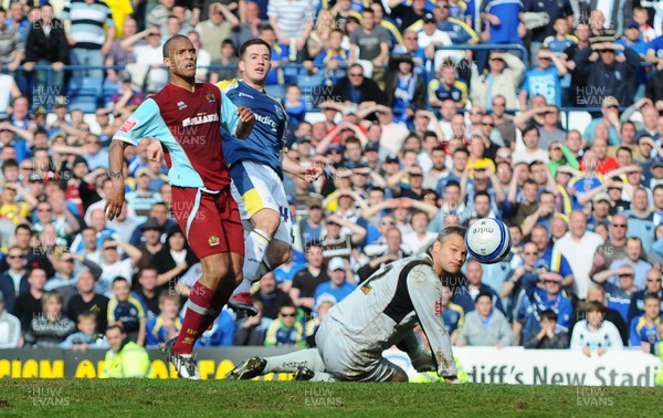 13.04.09 - Championship Football -  Cardiff City v Burnley -  Cardiff's Ross McCormack beats Burnley 'keeper Brian Jensen to score his second goal(Cardiff's third) as Clarke Carlisle looks on 
