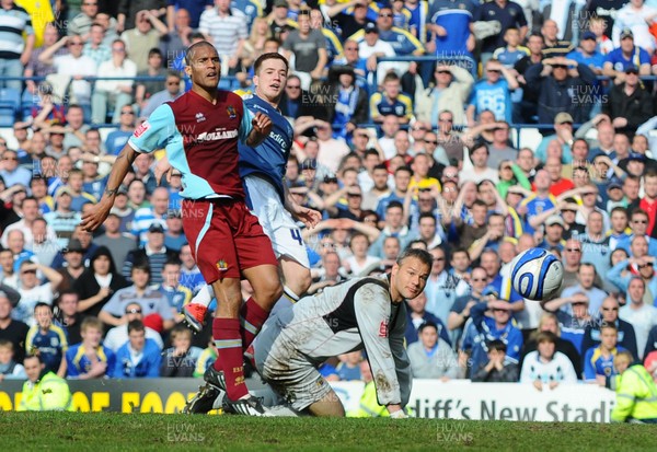 13.04.09 - Championship Football -  Cardiff City v Burnley -  Cardiff's Ross McCormack beats Burnley 'keeper Brian Jensen to score his second goal(Cardiff's third) as Clarke Carlisle looks on 