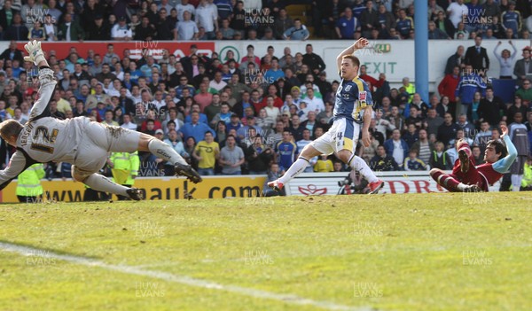 13.04.09.. Cardiff City v Burnley, Coca Cola Championship -  Cardiff's Ross McCormack scores City's second goal 