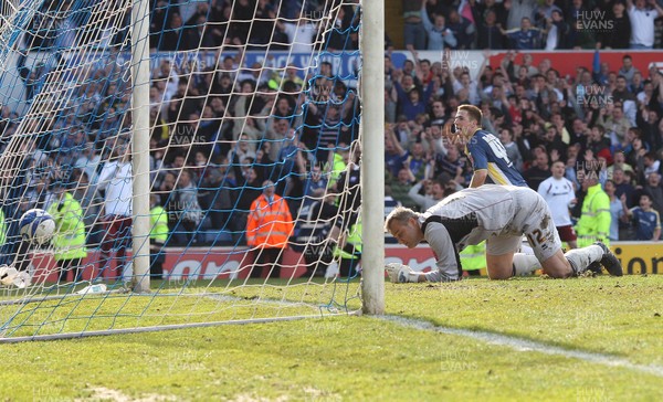 13.04.09.. Cardiff City v Burnley, Coca Cola Championship -  Cardiff's Ross McCormack scores City's second goal 