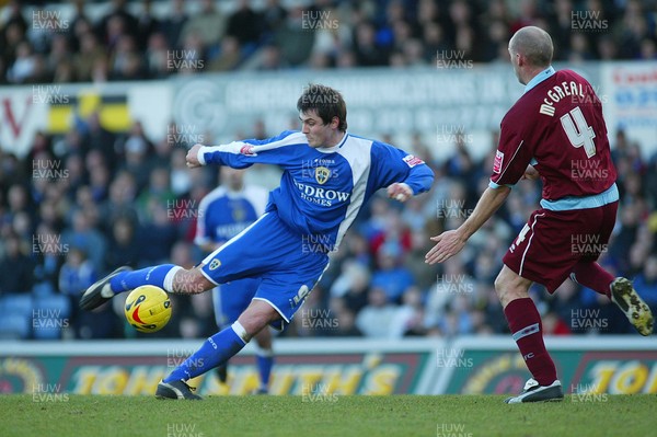 140106Cardiff City v Burnley Cardiff's new signing Steve Thompson fires shot at goal  