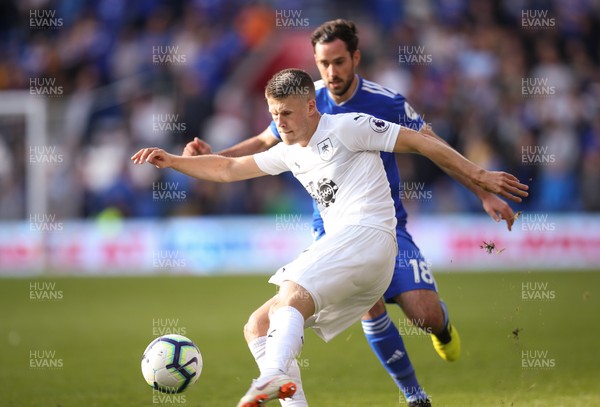 300918 - Cardiff City v Burnley, Premier League - Johann Guomundsson of Burnley controls the ball under pressure from Greg Cunningham of Cardiff City