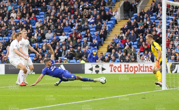 300918 - Cardiff City v Burnley, Premier League - Callum Paterson of Cardiff City stretches for the ball as Burnley goalkeeper Joe Hart looks on