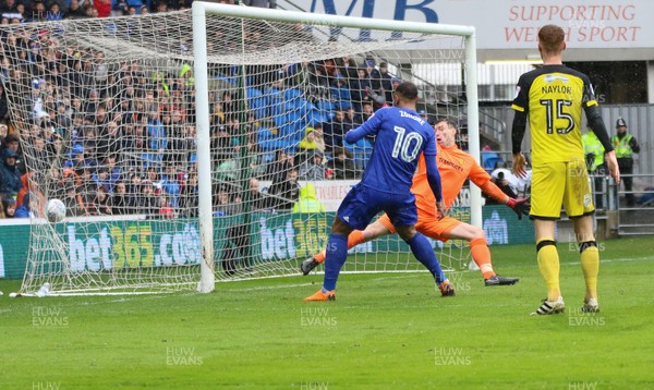 300318 - Cardiff City v Burton Albion, Sky Bet Championship - Kenneth Zohore of Cardiff City beats Burton Albion goalkeeper Stephen Bywater to score goal
