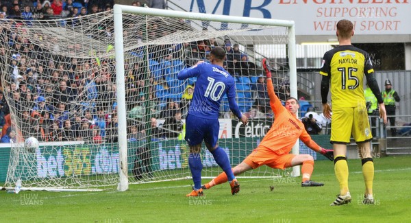 300318 - Cardiff City v Burton Albion, Sky Bet Championship - Kenneth Zohore of Cardiff City beats Burton Albion goalkeeper Stephen Bywater to score goal