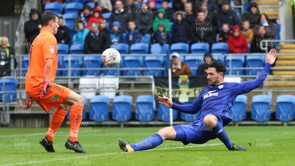 300318 - Cardiff City v Burton Albion, Sky Bet Championship - Sean Morrison of Cardiff Citytries to get a shot past Burton Albion goalkeeper Stephen Bywater