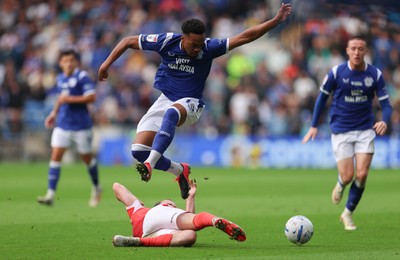 190926 Cardiff City v Charlton Athletic, EFL Sky Bet Championship - Chris Willock of Cardiff City is challenged by Oliver Skipp of Charlton Athletic