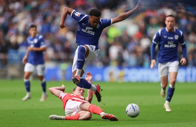 190926 Cardiff City v Charlton Athletic, EFL Sky Bet Championship - Chris Willock of Cardiff City is challenged by Oliver Skipp of Charlton Athletic