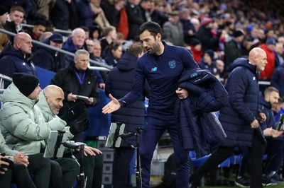 161225 - Cardiff City v Chelsea - EFL Cup Quarter Final - Cardiff City Manager Brian Barry-Murphy and Chelsea Manager Enzo Maresca 