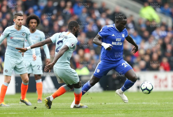 310319 - Cardiff City v Chelsea, Premier League - Oumar Niasse of Cardiff City takes on Antonio Rudiger of Chelsea