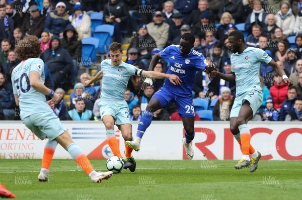 310319 - Cardiff City v Chelsea, Premier League - Oumar Niasse of Cardiff City tests the Chelsea defence