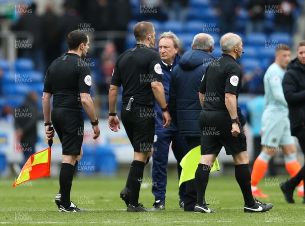 310319 - Cardiff City v Chelsea, Premier League - Cardiff City manager Neil Warnock stands off with the match officials at the end of the match