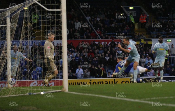 08.12.07 - Cardiff City v Colchester United, Coca Cola Championship -  Cardiff's Steve Thompson heads home to score City's first goal 