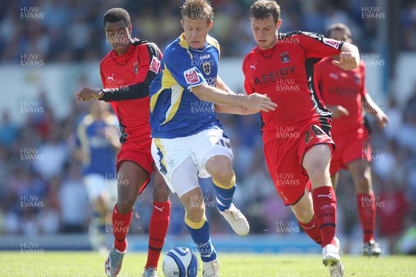 25.08.07 - Cardiff City v Coventry City, Coca Cola Championship -  Cardiff's Paul Parry gets between Coventry's Julian Gray and Gary Borrowdale 