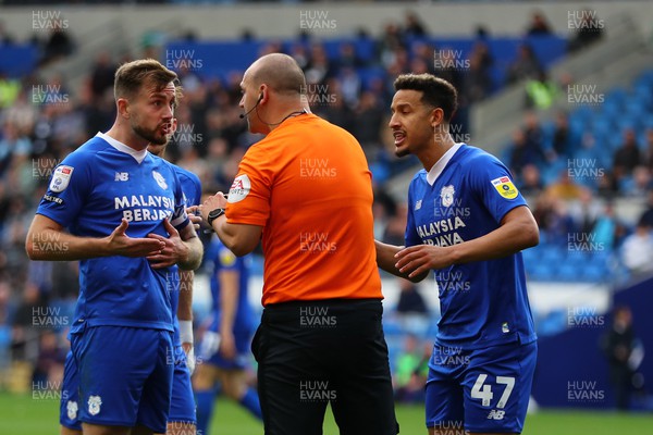 151022 - Cardiff City v Coventry City - Sky Bet Championship - Joe Ralls of Cardiff city (l) and Callum Robinson of Cardiff city complain to referee Robert Madley after disallows the goal from Robinson 