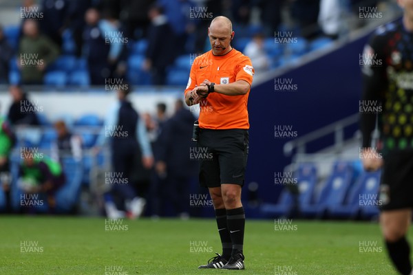 151022 - Cardiff City v Coventry City - Sky Bet Championship - Referee Robert Madley checks his watch 