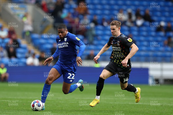 151022 - Cardiff City v Coventry City - Sky Bet Championship -  Vontae Campbell of Cardiff city and Ben Sheaf of Coventry city (r) in action