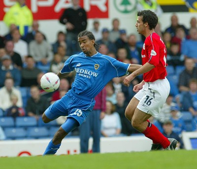 270903Cardiff City v Crewe Alexandra  Cardiff's Richard Langley lines up shot as Anthony Tonkin closes in 