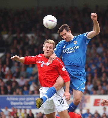 270903 Cardiff City v Crewe Alexandra Cardiff's Tony Vidmar beats Dean ashton to a high ball 