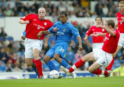 270903Cardiff City v Crewe Alexandra  Cardiff's Richard Langley lines up shot as Richard Walker (lt) and David Wright close in  