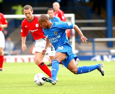 270903 Cardiff City v Crewe Alexandra Cartdiff'a Rob Earnshaw tries to get around Kenny Lunt 