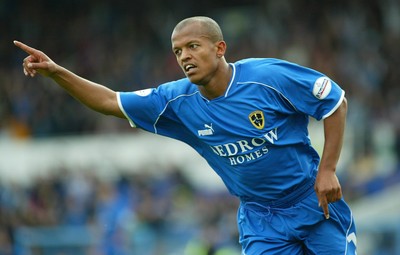 270903Cardiff City v Crewe Alexandra  Cardiff's goal scorer Robert Earnshaw celebrates City's second goal 