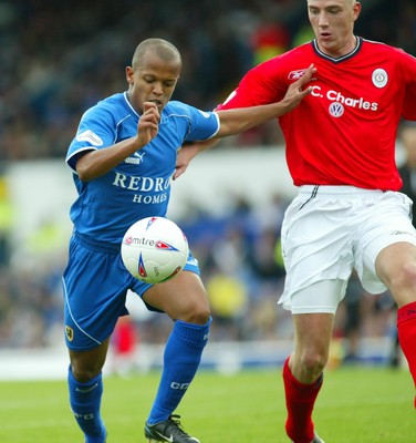 270903Cardiff City v Crewe Alexandra  Cardiff's Robert Earnshaw breaks past Richard Walker 