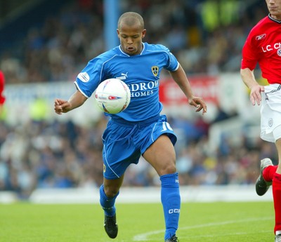 270903Cardiff City v Crewe Alexandra  Cardiff's Robert Earnshaw threatens the Crewe goal 