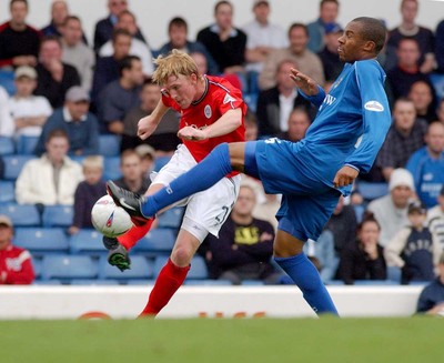 270903 Cardiff City v Crewe Alexandra Crewe's Paul Edwards takes a shot past Danny Gabidon 