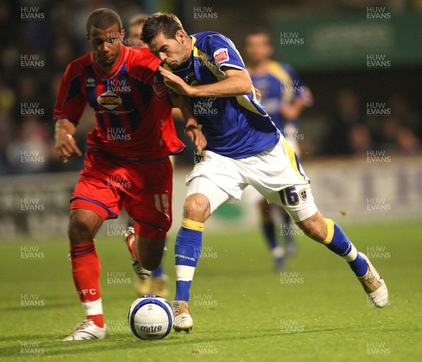 06.11.07..Cardiff City v Crystal Palace, Coca Cola Championship Cardiff's Joe Ledley is challenged by Palace's Tom Soares 