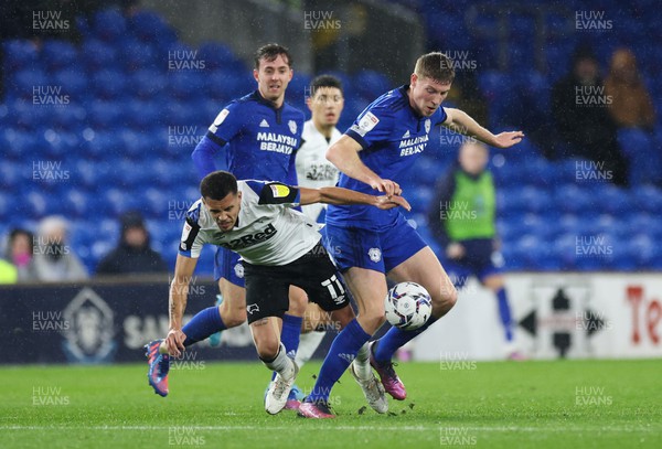 010322 - Cardiff City v Derby County, Sky Bet Championship - Mark McGuinness of Cardiff City and Ravel Morrison of Derby County compete for the ball