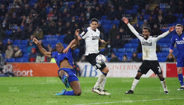 010322 - Cardiff City v Derby County, Sky Bet Championship - Uche Ikpeazu of Cardiff City shoots to score goal
