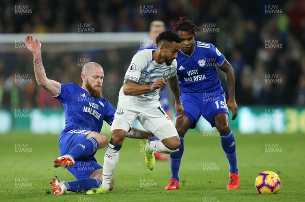 260219 - Cardiff City v Everton, Premier League - Theo Walcott of Everton is challenged by Aron Gunnarsson of Cardiff City and Leandro Bacuna of Cardiff City