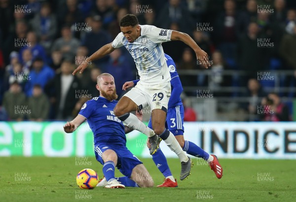 260219 - Cardiff City v Everton, Premier League - Dominic Calvert-Lewin of Everton is challenged by Aron Gunnarsson of Cardiff City